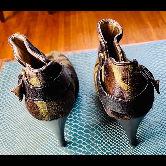 Nine West pony hair & leather camouflage- print bootie size 6 M - Picture 5 of 10